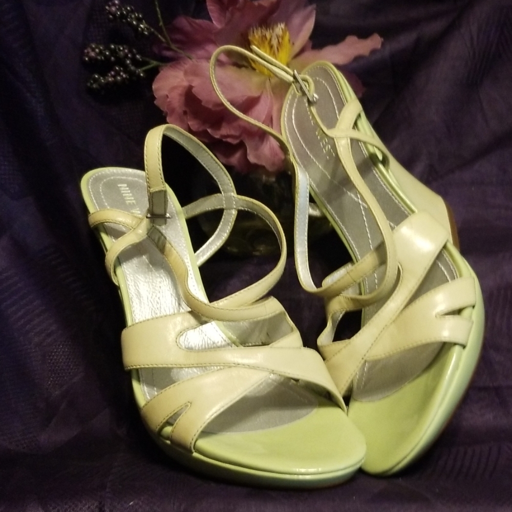 Shoes: Sandals - Picture 7 of 7